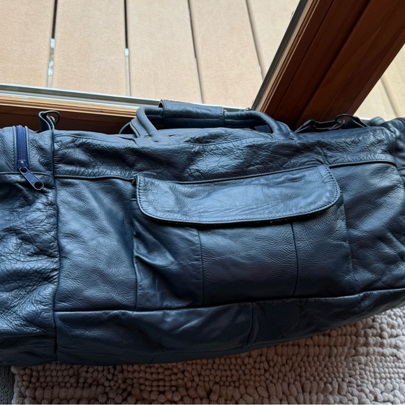 Mexican made navy blue leather carry on, duffle bag. Handles and removable strap - Picture 6 of 16